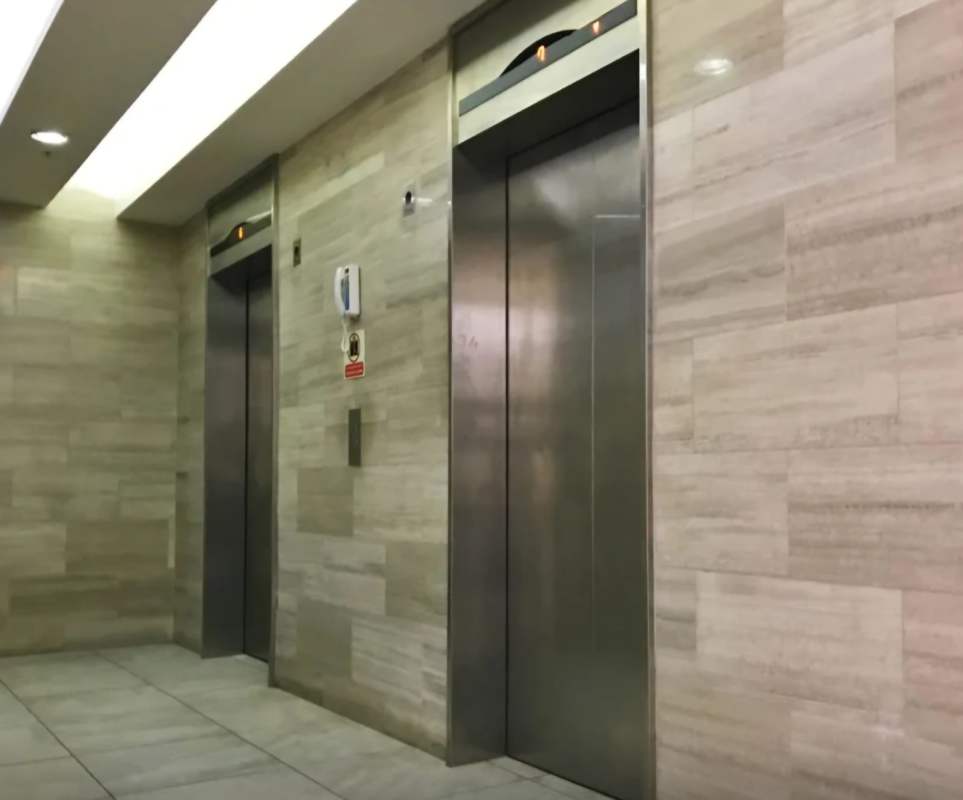 Modern elevator bank marble-clad lobby PH Centro Empresarial Mar del Sur Panama