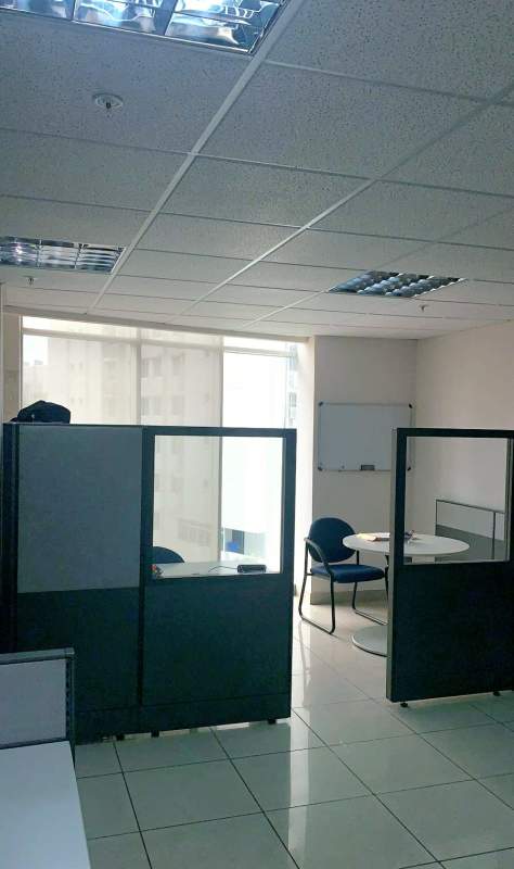 Cubicle modern office with large window blinds PH Centro Empresarial Mar del Sur