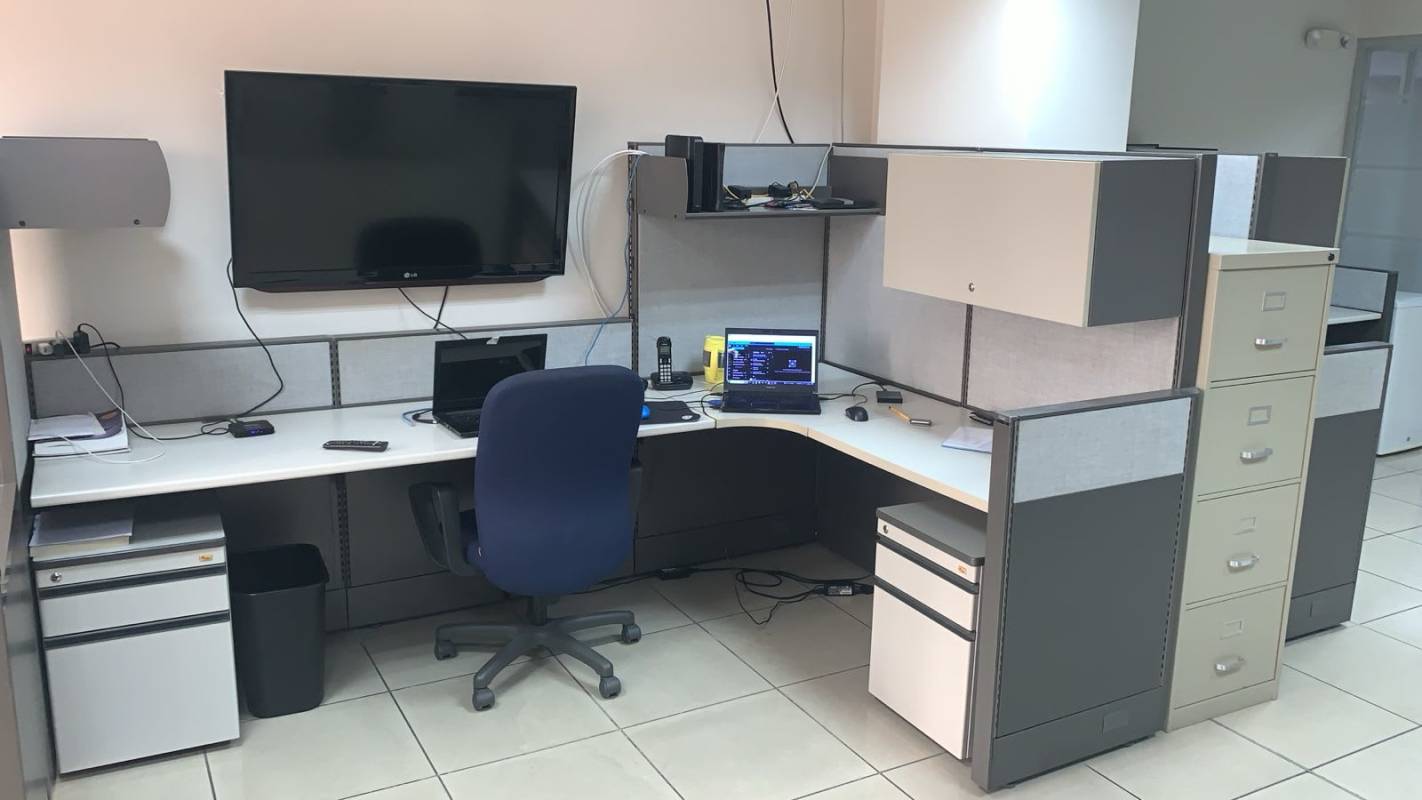 L-shaped office desk cubicle with storage tech setup PH Centro Empresarial Mar del Sur Panama