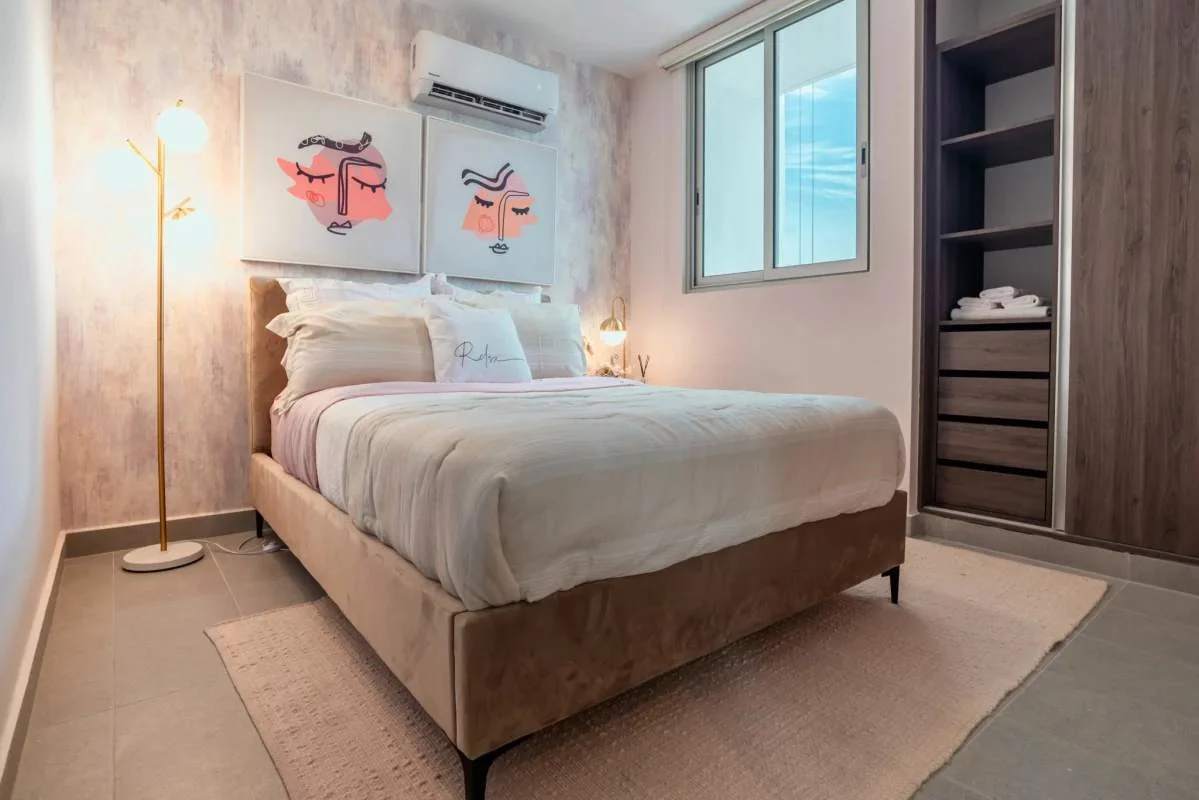 Modern bedroom featuring wardrobe and large windows in PH RISE Parksquare Panama
