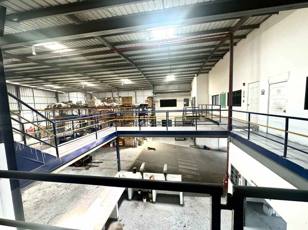 Industrial warehouse with mezzanine level, storage racks, concrete flooring in Panama
