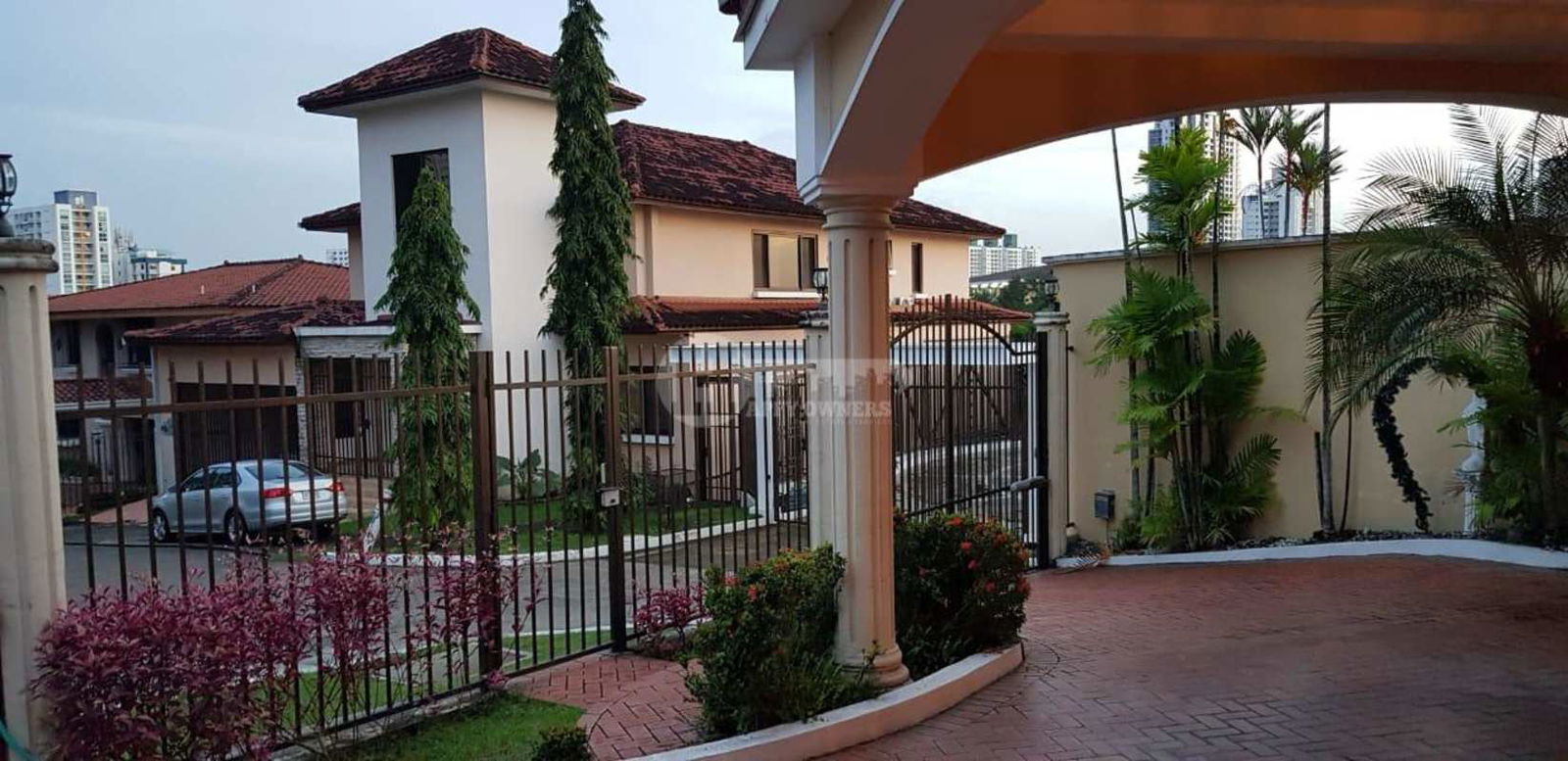 Spacious living room with marble floors, beige walls, chandelier and leather sofas luxury house Los Guayacanes Panama