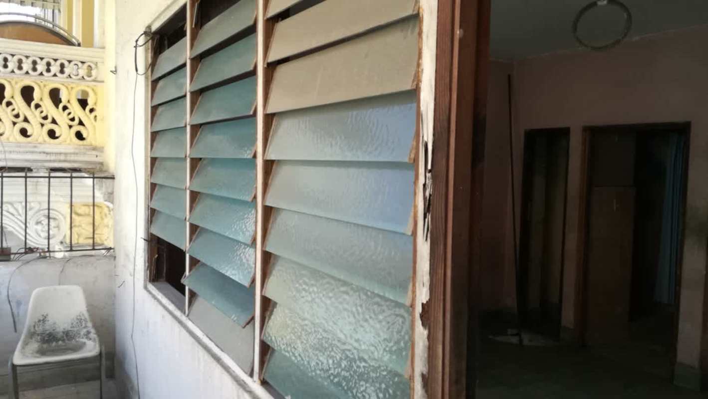 Colonial mixed-use building in Casco Viejo with balconies and decorative arches