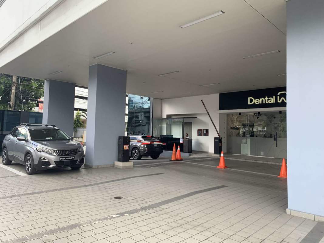 Main entrance to RBS Tower commercial building with driveway and street view Panama City