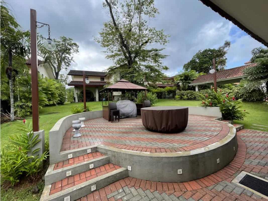 Spacious garden with BBQ gazebo, landscaping, mature trees PH Los Senderos Clayton Panama