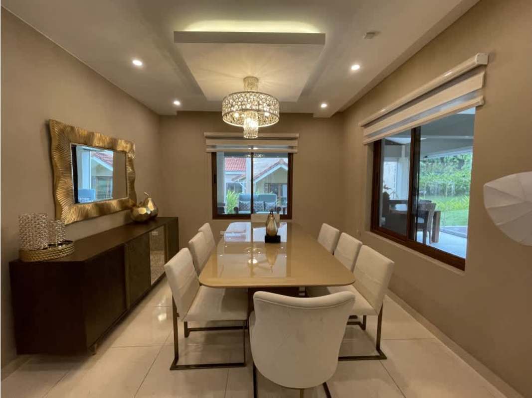 Cozy family lounge with built-in bar, wooden ceiling and TV in PH Los Senderos Clayton Panama