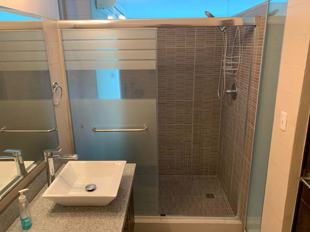 Modern bathroom with granite top, vessel sink in PH Vitro Loft Panama