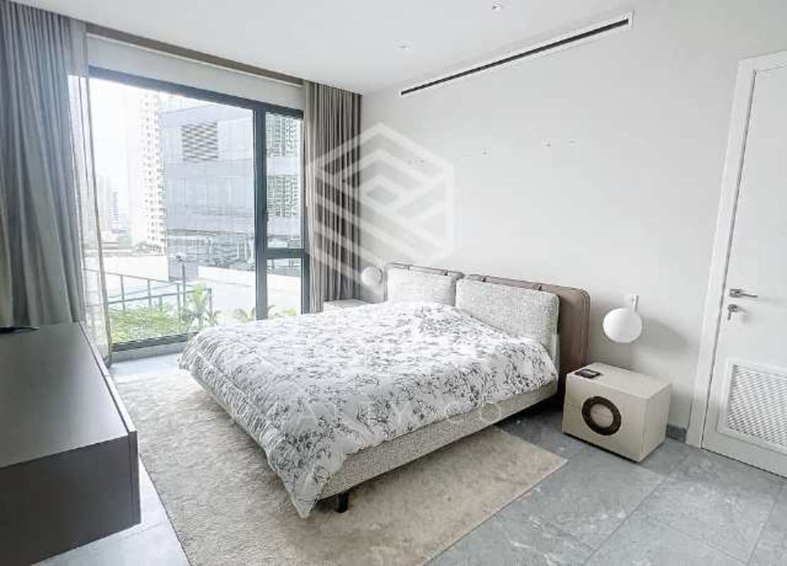 Modern bathroom with marble tile, glass shower PH Costa del Mar Costa del Este