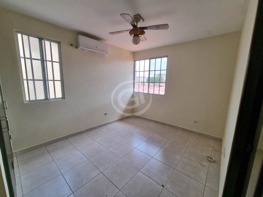 Spacious master bedroom with AC, ceiling fan, windows and walk-in closet in PH Castel Novo Chanis Panama