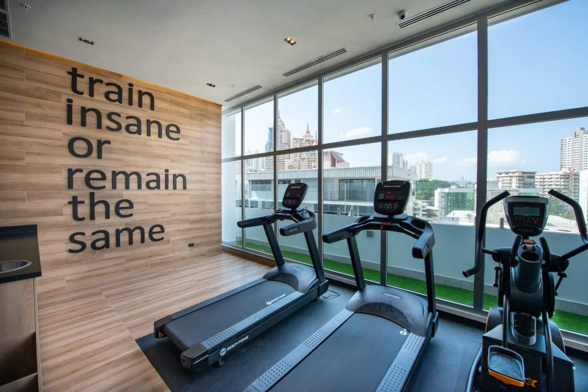 Rooftop infinity pool overlooking city skyline of Panama at PH Luxor 400