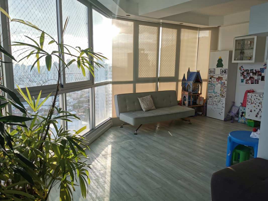Secondary bedroom with large windows, roller blinds and city views PH Park View San Francisco