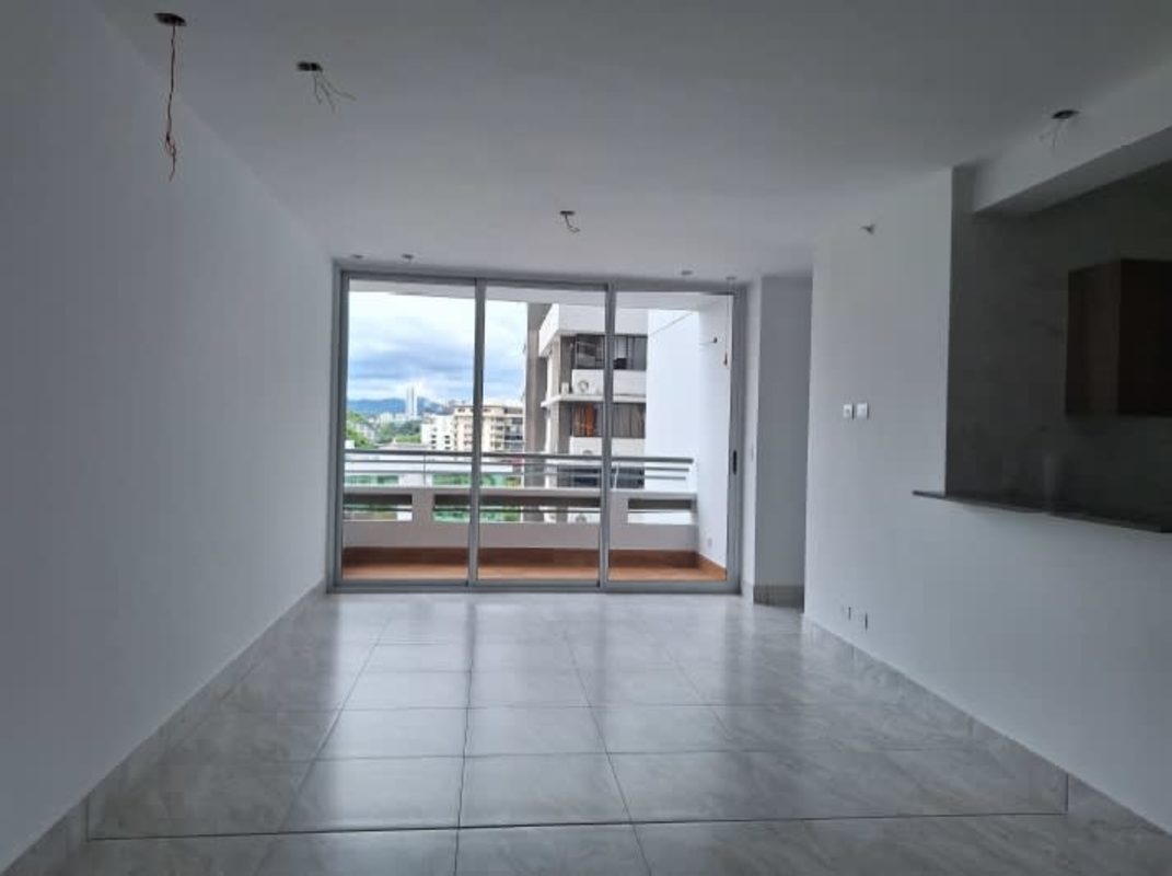 Infinity pool, jacuzzi, sun deck rooftop terrace skyline view PH Luxor 400 El Cangrejo Panama