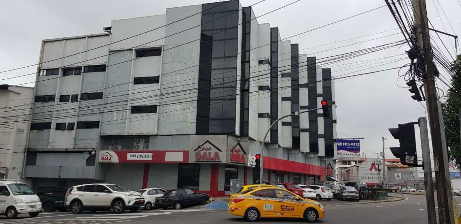 Multi-story commercial building with glass façade on Avenida Justo Arosemena Edificio Casa Gala Calidonia Panama