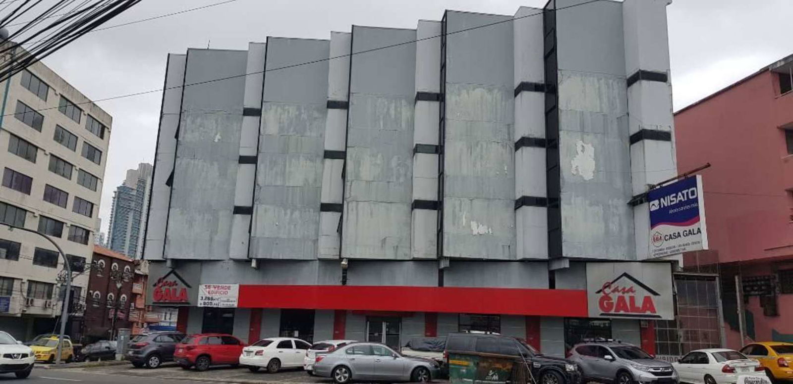 Spacious open interior with red columns and tiled floors inside Edificio Casa Gala Calidonia Panama