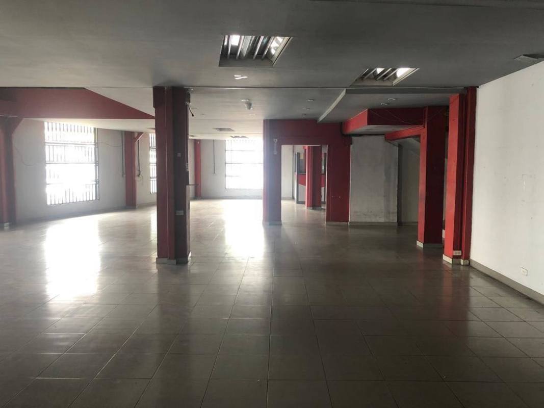 Large interior with support columns and tiled floors inside Casa Gala Calidonia