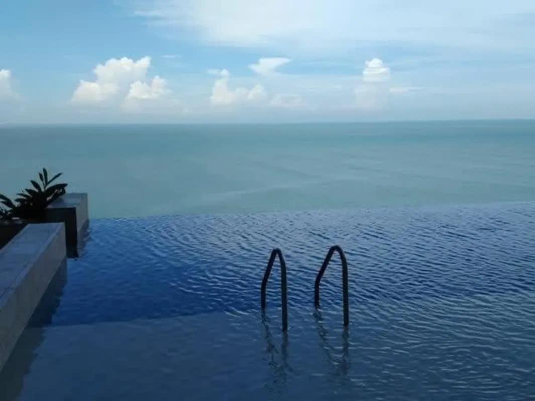 Infinity-edge swimming pool overlooking Pacific Ocean at PH Trump Ocean Club JW Marriott Panama