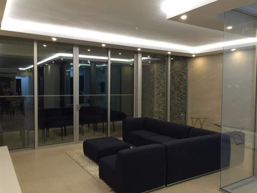 Panoramic living room with ocean views, floor-to-ceiling windows, modern design in PH Rivage Panama