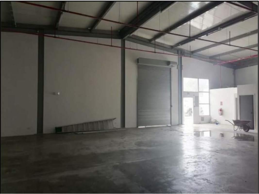 Industrial warehouse with automated rolling gate, office partition, polished floor Coco del Mar