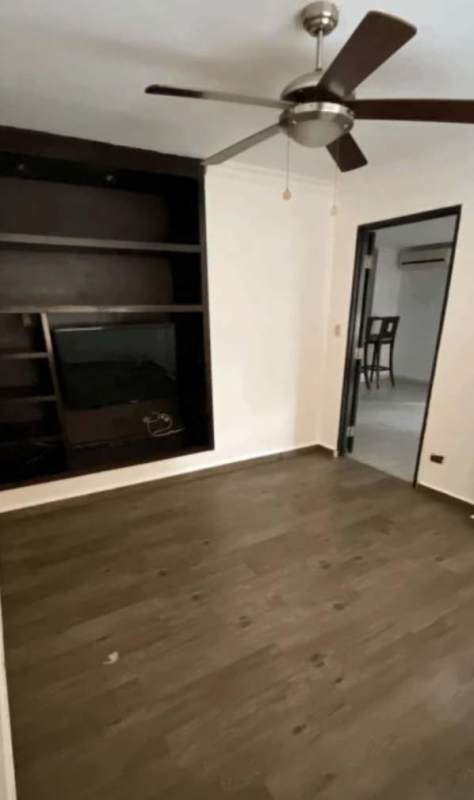 Spacious bedroom with wood laminate floors, wardrobe, ceiling fan PH Girasol in Marbella Panama