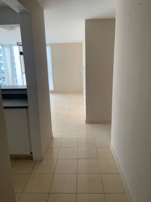 Fitted kitchen with white cabinets and black countertop, tile backsplash in PH Belview Edison Park Panama