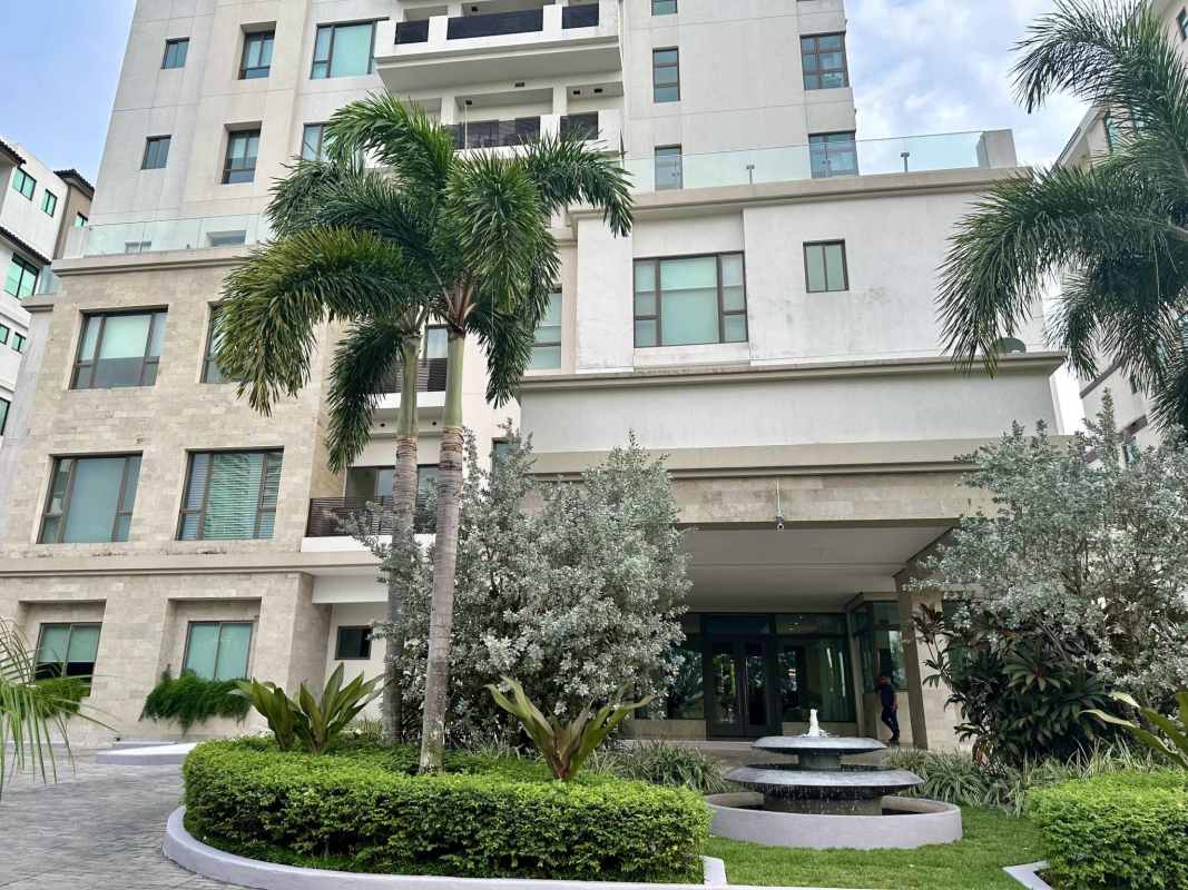 Master bedroom in Lake View Santa María with panoramic golf and lake views