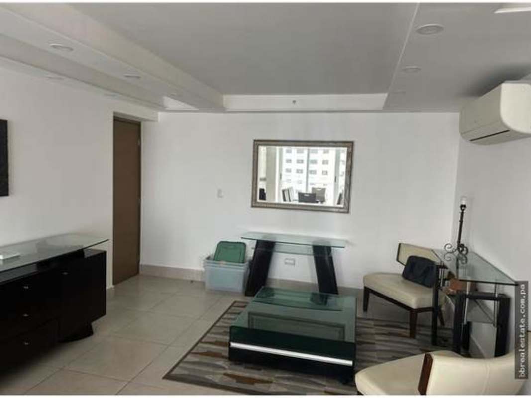 Master bedroom with built-in closet and city skyline view in PH Park City Obarrio Panama