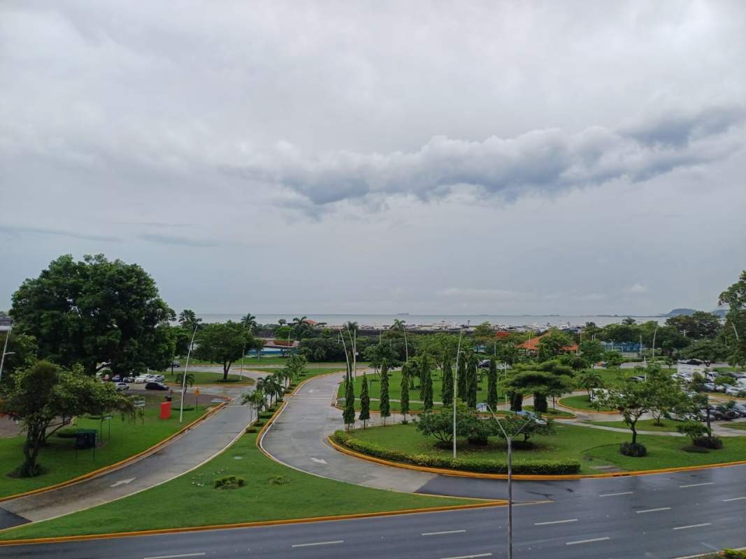 Landscaped coastal urban space along Avenida Balboa with park and ocean at PH Torre BAC Panama City