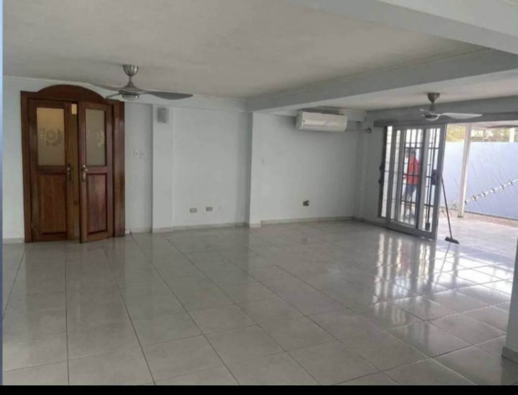 Ample open area interior commercial building for sale in San Francisco Panama