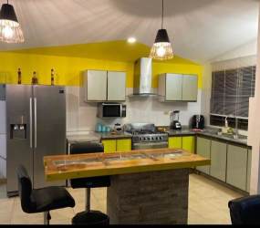 Bright kitchen with breakfast bar and modern cabinets in Penonomé Panama
