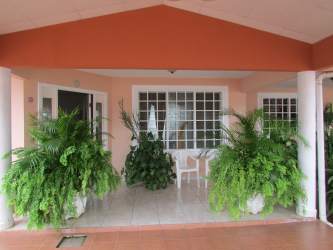 Large living room with tray ceiling and classic decor house for sale in Miramar Santiago Panama