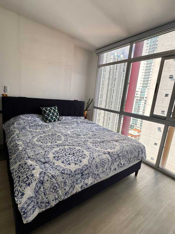 Studio bedroom with large windows and city views in PH Colores Bella Vista Panama