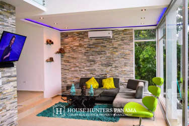 Open concept mountain cabin living room with access to terrace Altos del Maria