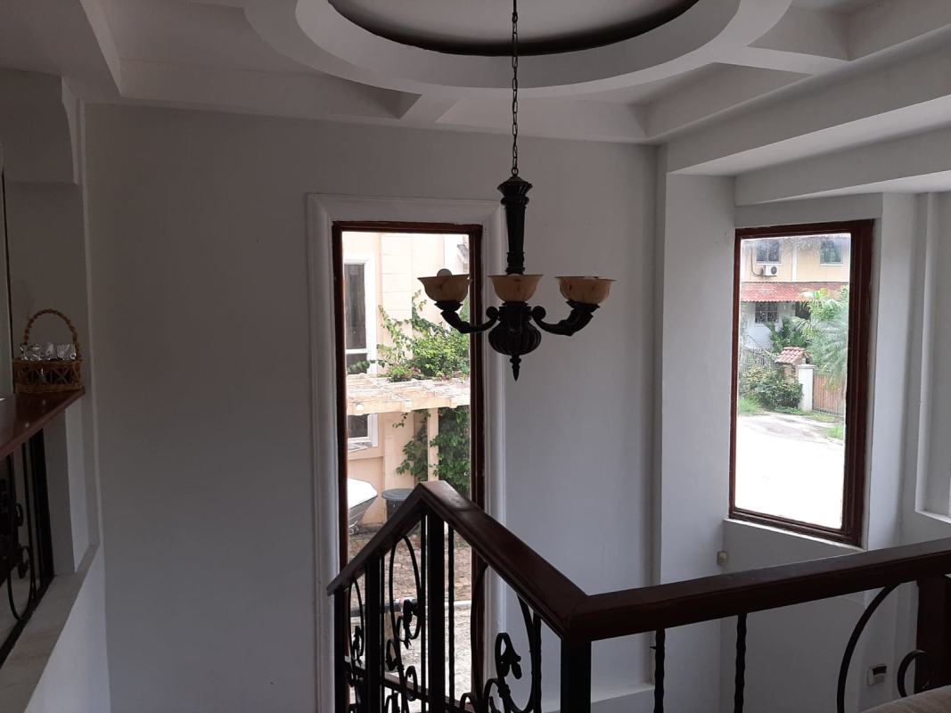 Spacious covered terrace with tiled floors and garden view in Albrook home