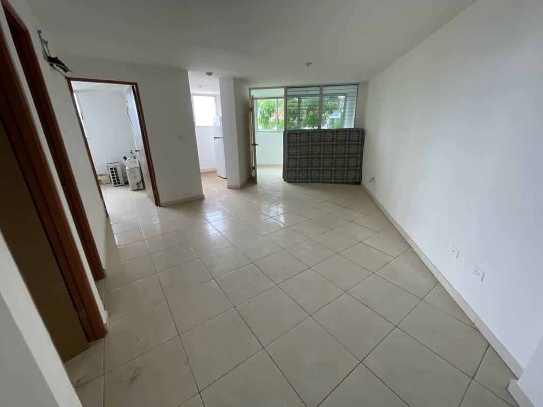 Apartment living room with tiled floor, large window, open layout in PH Llano Bonito Juan Díaz Panama