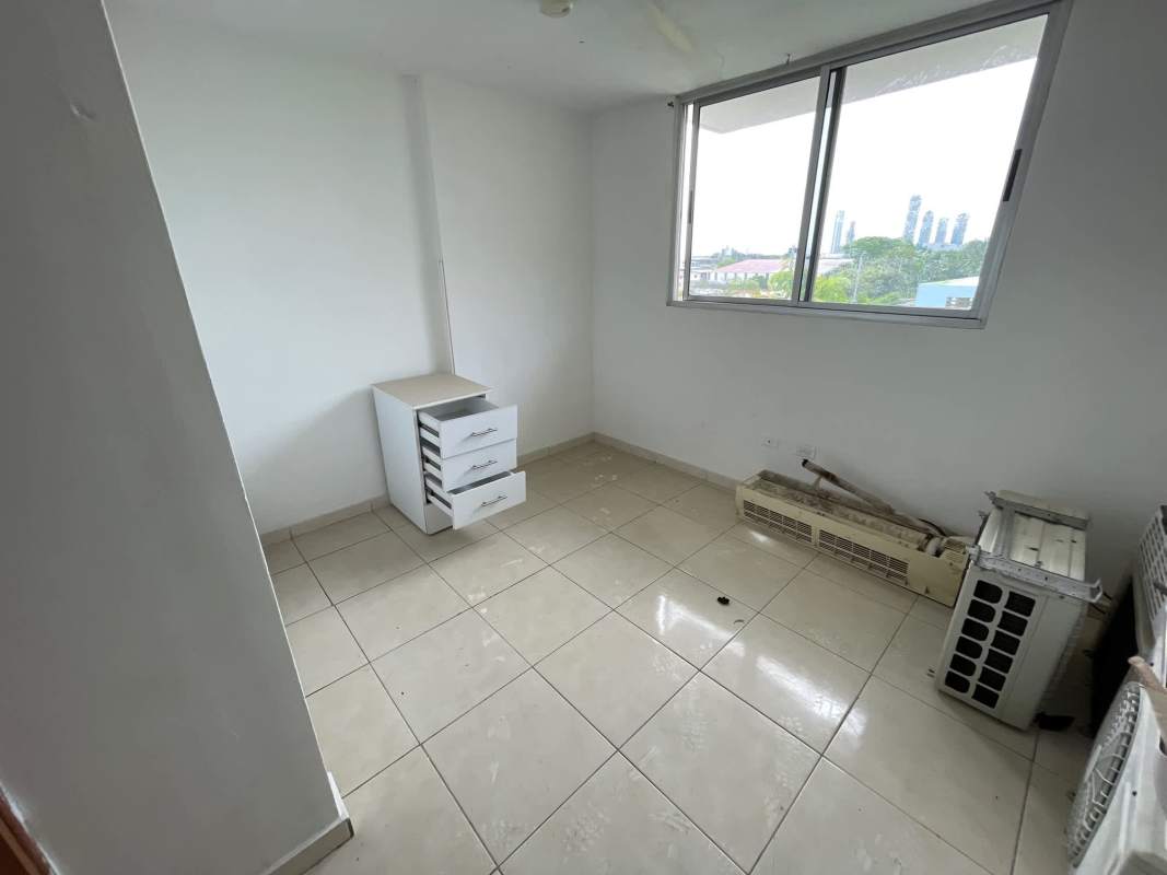 Integral kitchen with cabinetry, tile floors in PH Llano Bonito Juan Díaz Panama