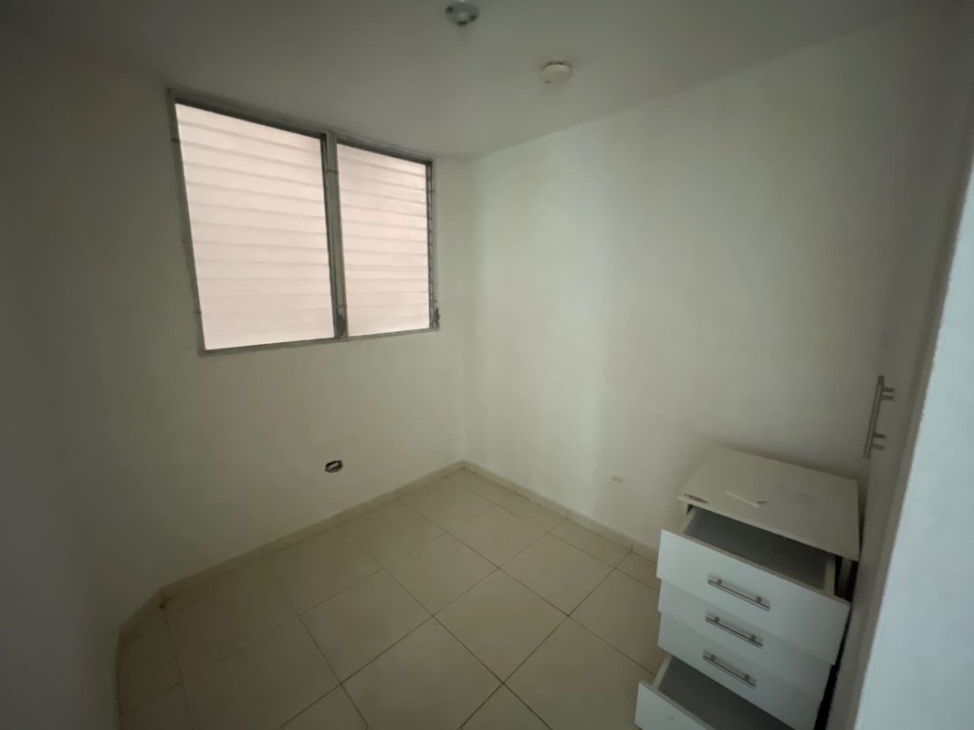 Bedroom with built-in closet, window and ceramic floor in PH Llano Bonito Juan Díaz Panama