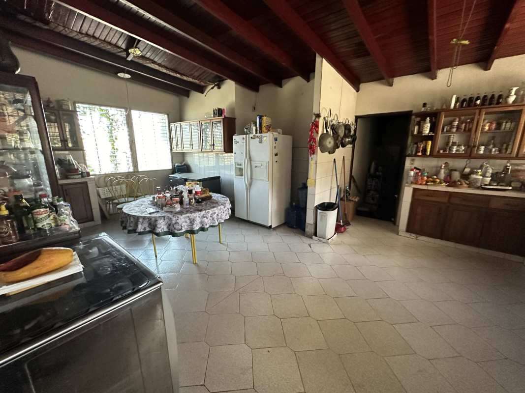 Rustic kitchen large window dining table Las Cumbres Panama