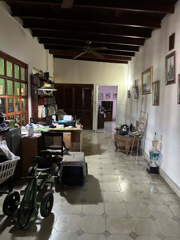 Hallway with workspace, exposed beams and fan in Las Cumbres Panama