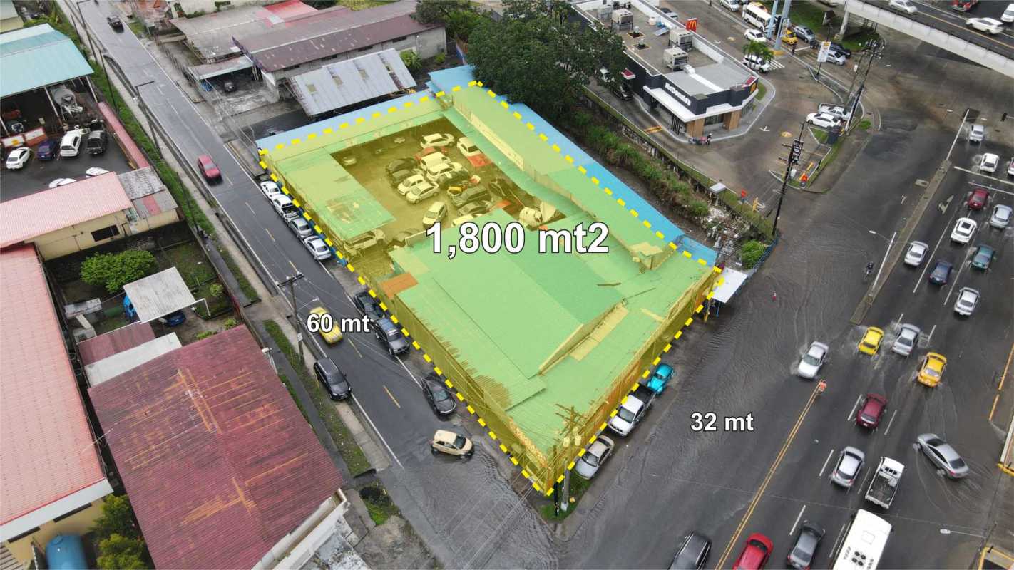 Aerial view showing the highlighted commercial urban lot of 1,800 m² beside McDonald's Rio Abajo with busy streets.