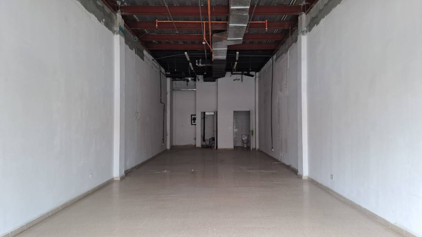 Empty commercial retail space with tiled floors and exposed ceiling ducts Star Plaza Costa del Este