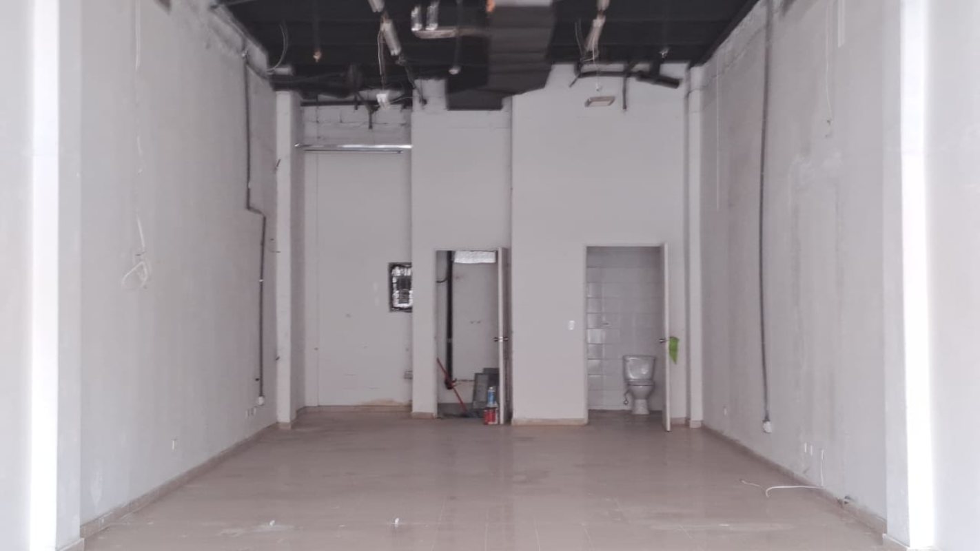 Retail space showing restroom and unfinished ceiling in Star Plaza Panama