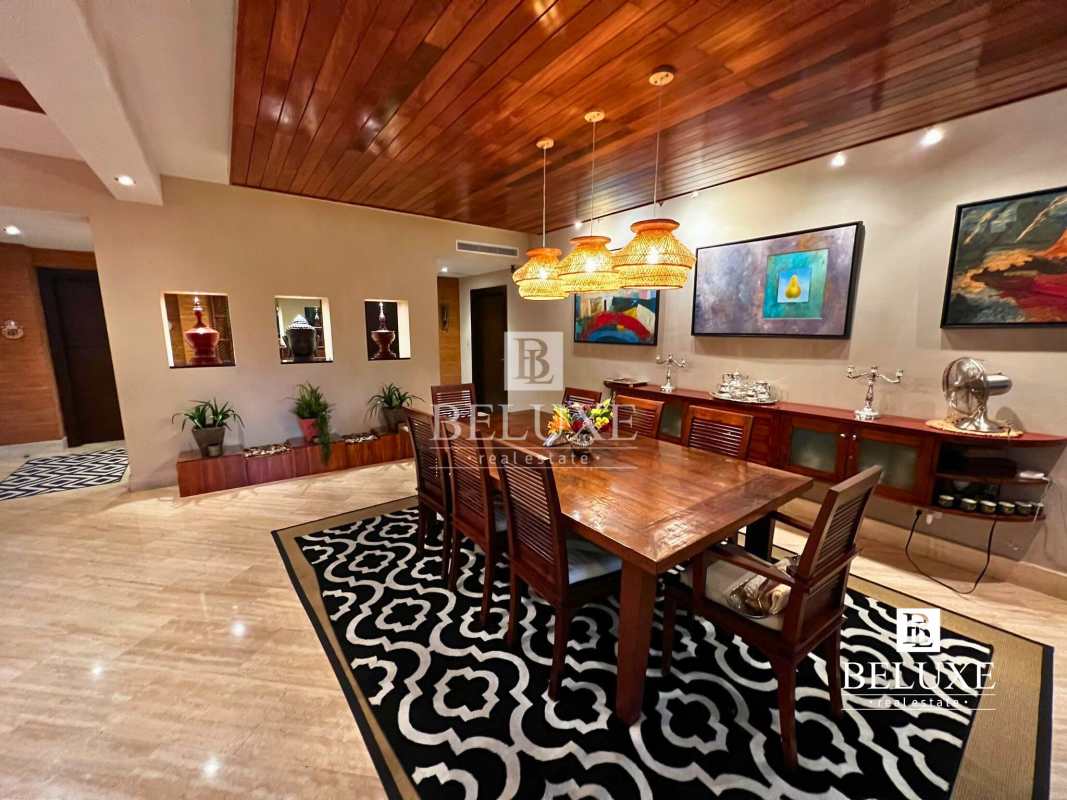 Master bedroom with waterfront and skyline view in luxury PH Peninsula apartment Panama City