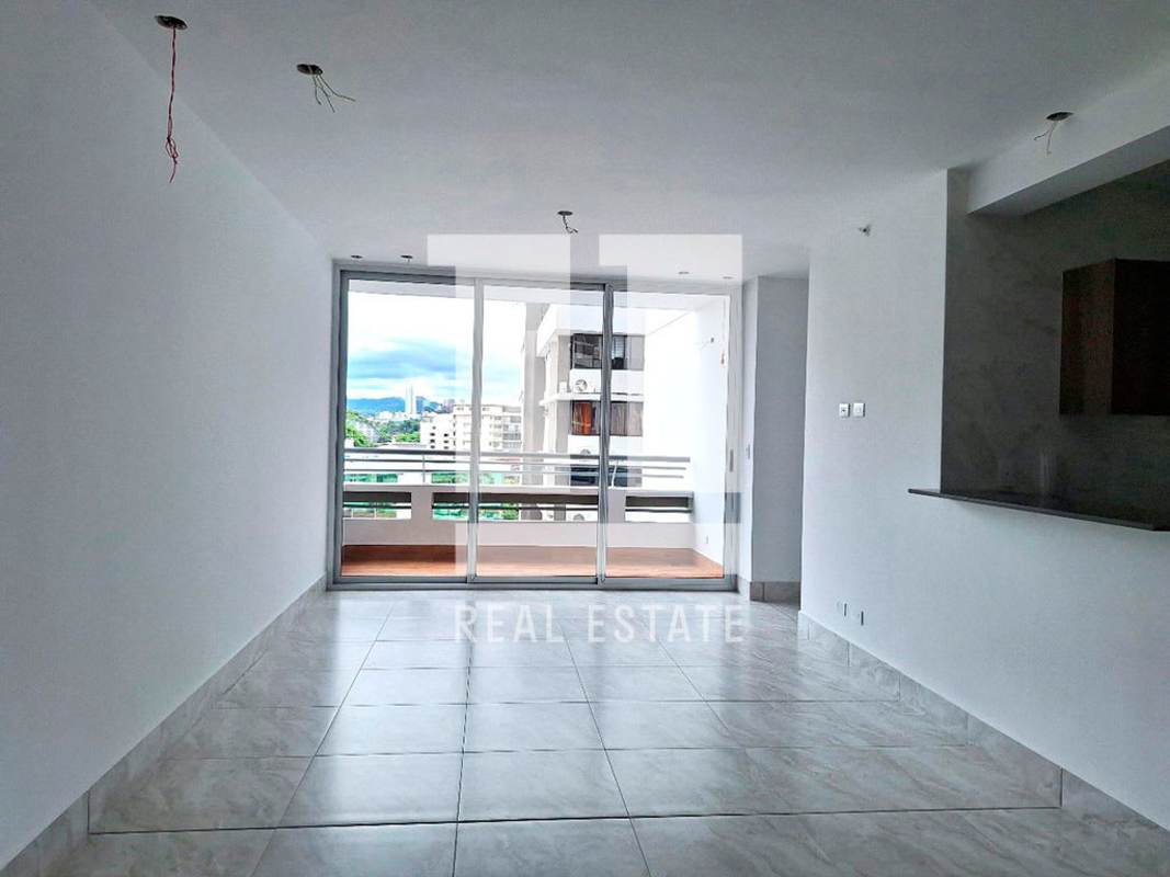 Rooftop outdoor area with pool, lounge chairs and panoramic city view at PH Luxor 400 600 Panama