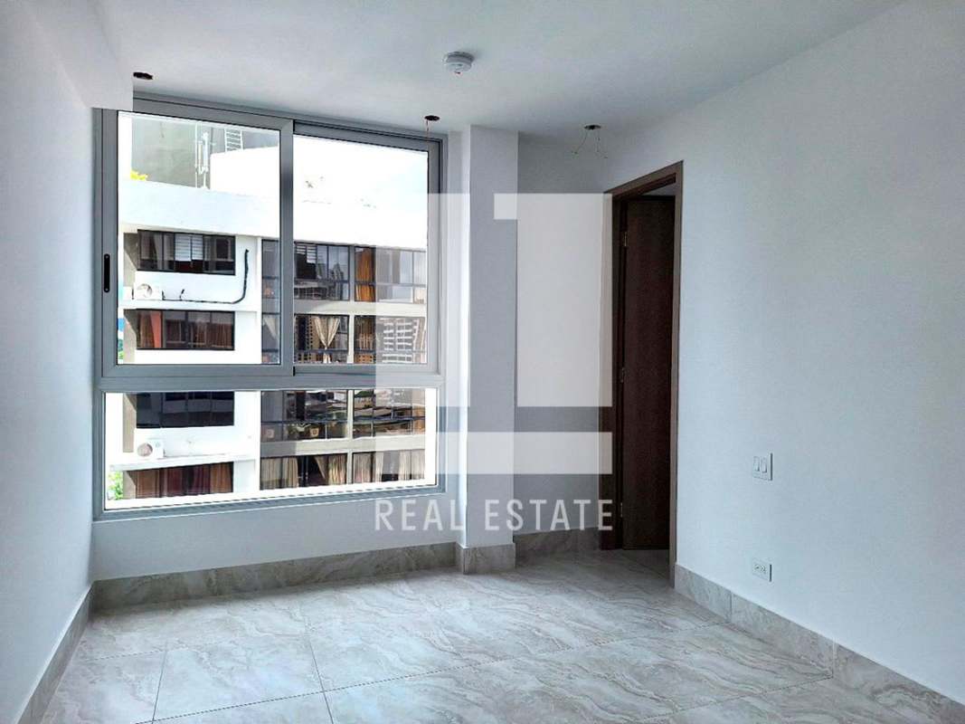 Bedroom with marble tile flooring and panoramic city view at PH Luxor Towers El Cangrejo Panama