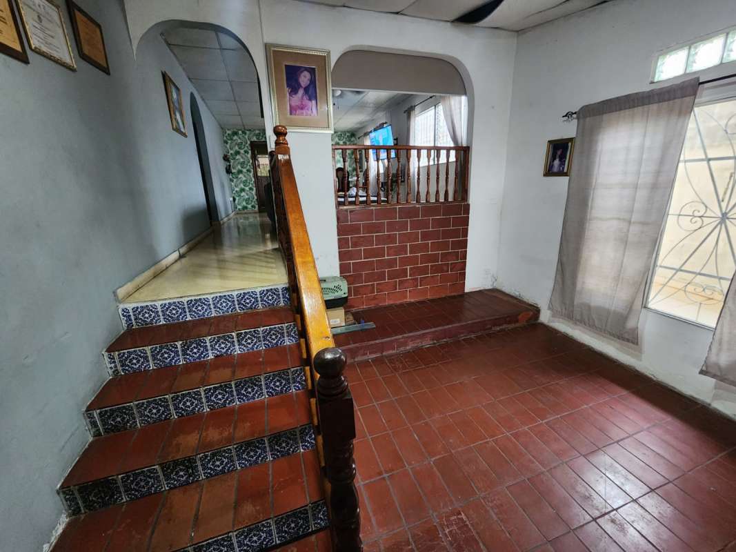 Ample bright living and dining space in single family home in Brisas de Santa María Condado del Rey Panama