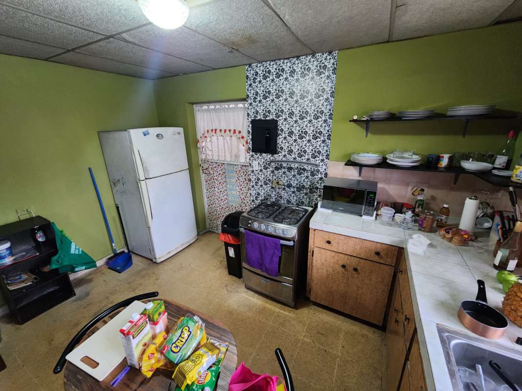 Bathroom with tile shower and vanity in Brisas de Santa María house Condado del Rey Panama City