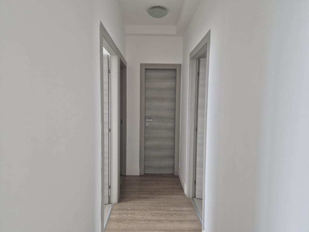 Modern bedroom with closet and window at PH Latorraca San Francisco Panama