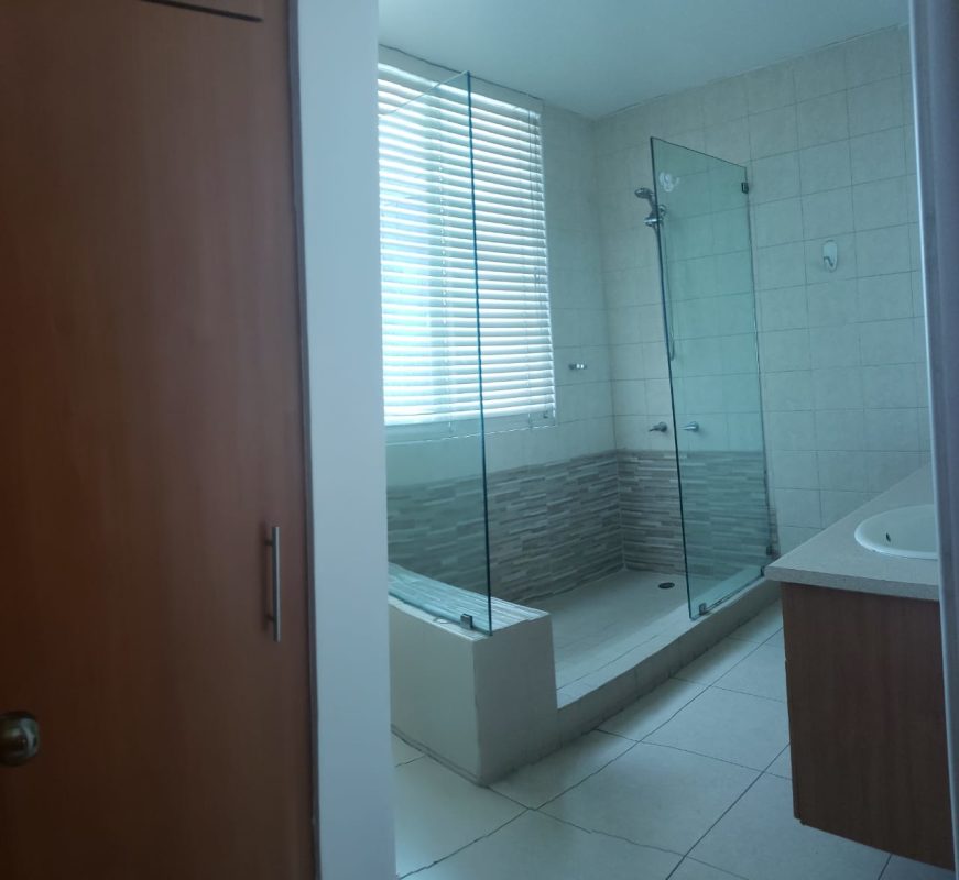 Built-in closet shelves drawers wood door PH Mont Royale Panama