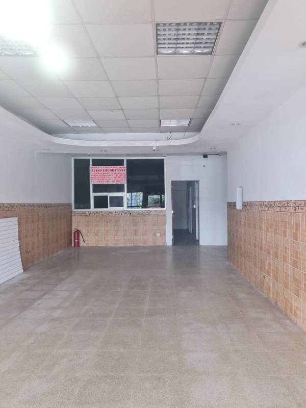 Vacant commercial interior with service window, tiled walls and floors, fluorescent lighting in PH Plaza Brisas Panama