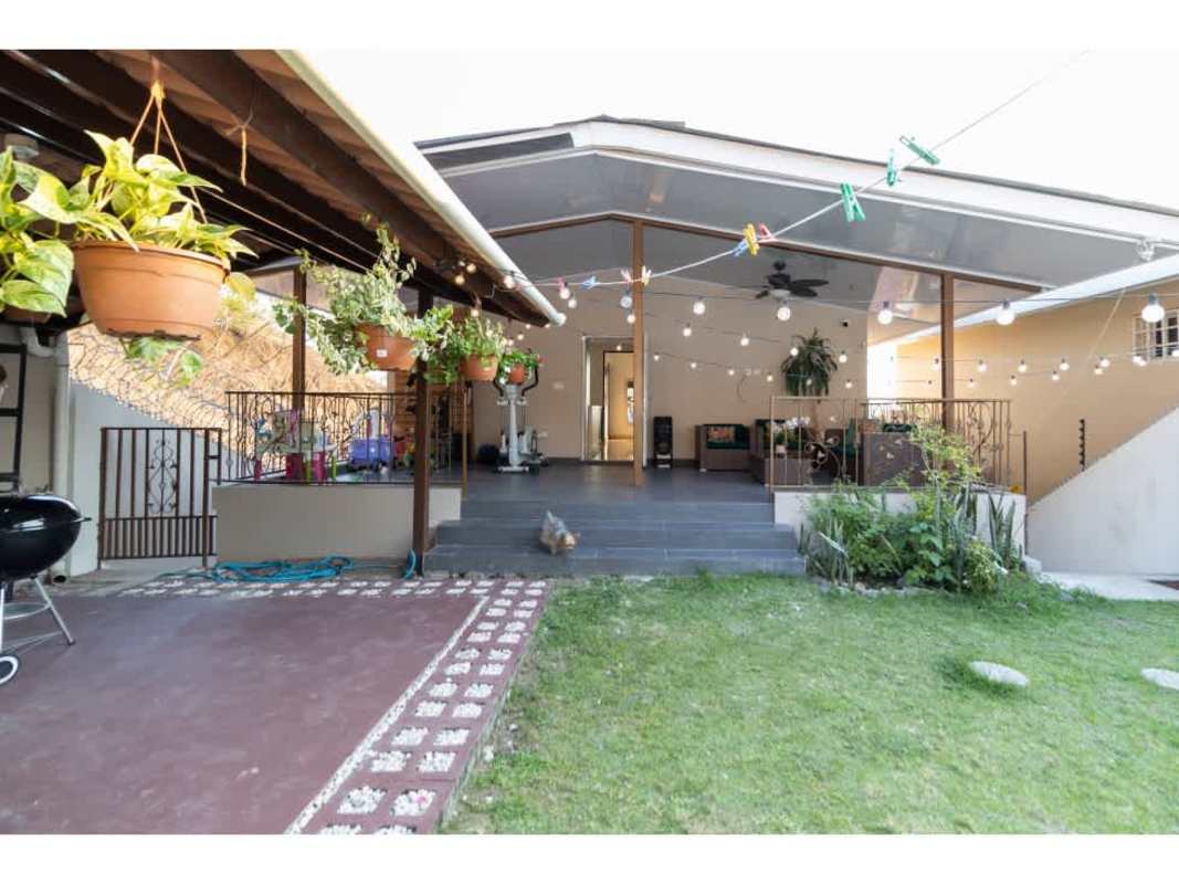 Covered patio area with grass lawn space in Limajos Tumba Muerto Panama home